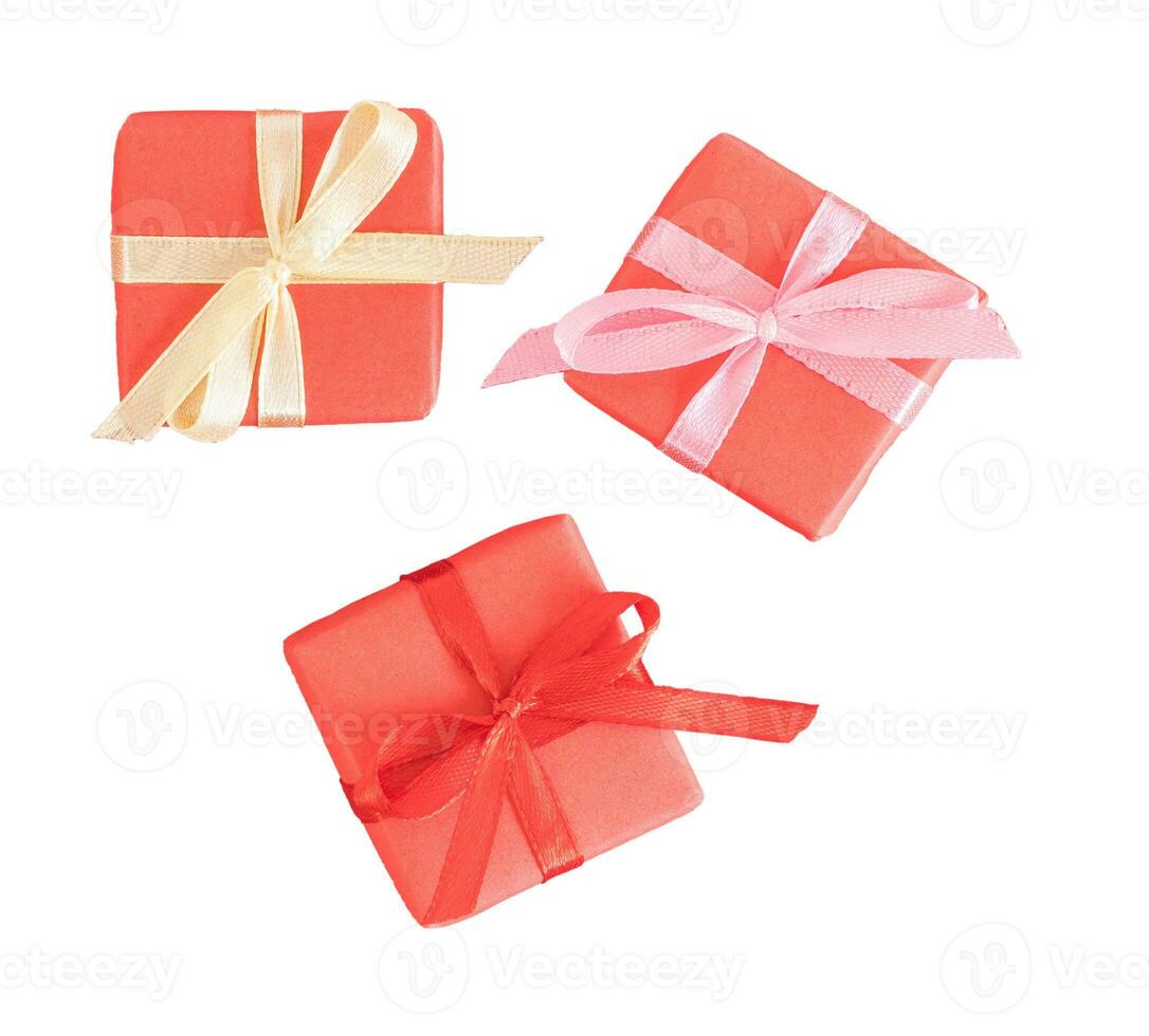 Tres pequeño rojo regalo cajas, parte superior vista, aislado en blanco o transparente antecedentes. foto
