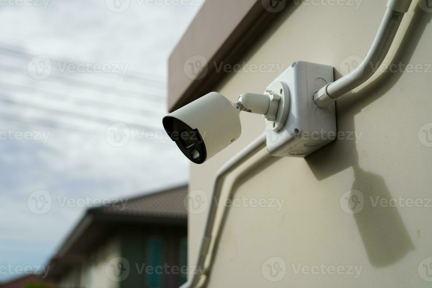 cctv seguridad cámara sistema al aire libre en privado casa o aldea, cerrado circuito televisión sistema. foto