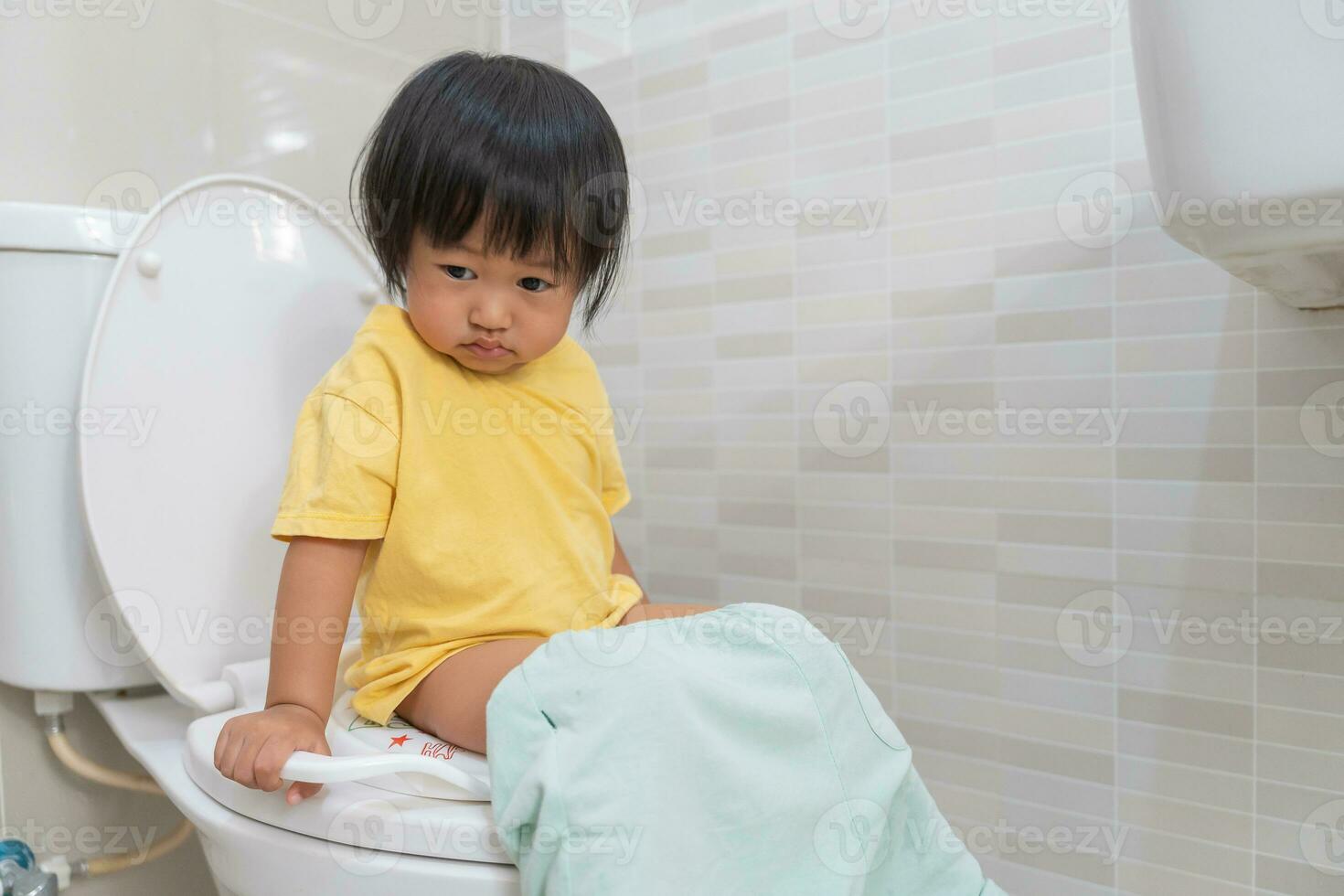 child going to the toilet, constipation in children, dyspepsia, abdominal pain, crying, defecating, straining, urinary incontinence, blood in the stool, bowel problems, ulcerative colitis, diarrhea photo