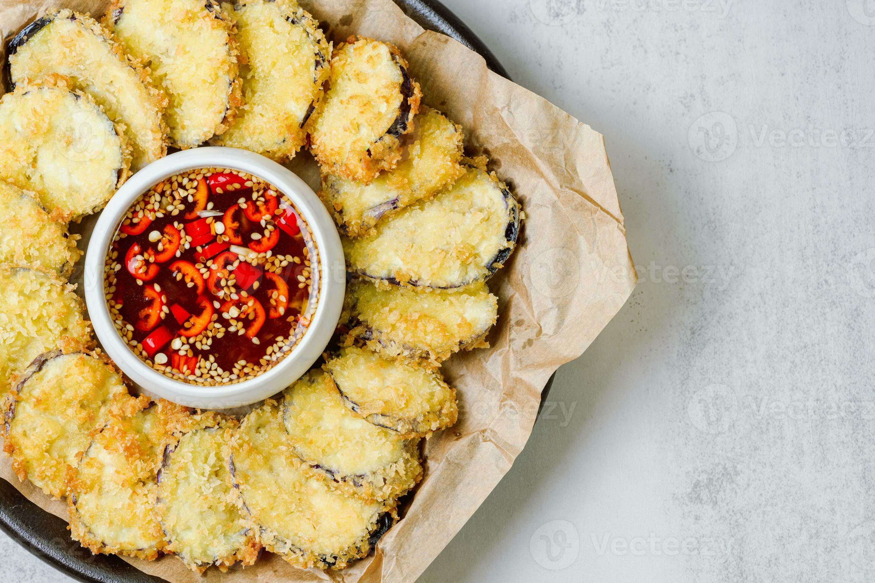 fried eggplant, Flatten the eggplant and dredge in the tempura flour