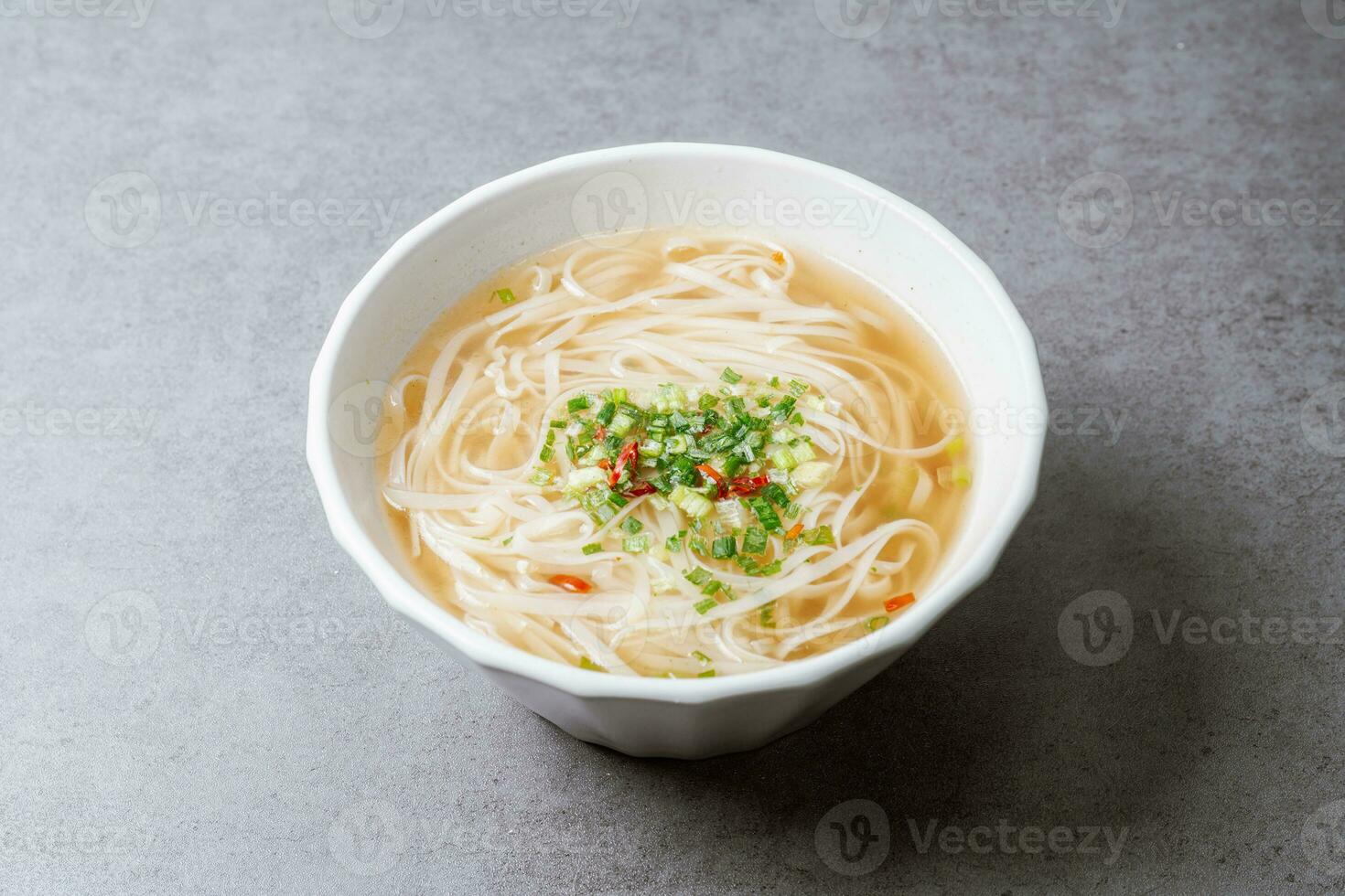 vietnamita comida arroz fideos plato en un blanco cuenco foto