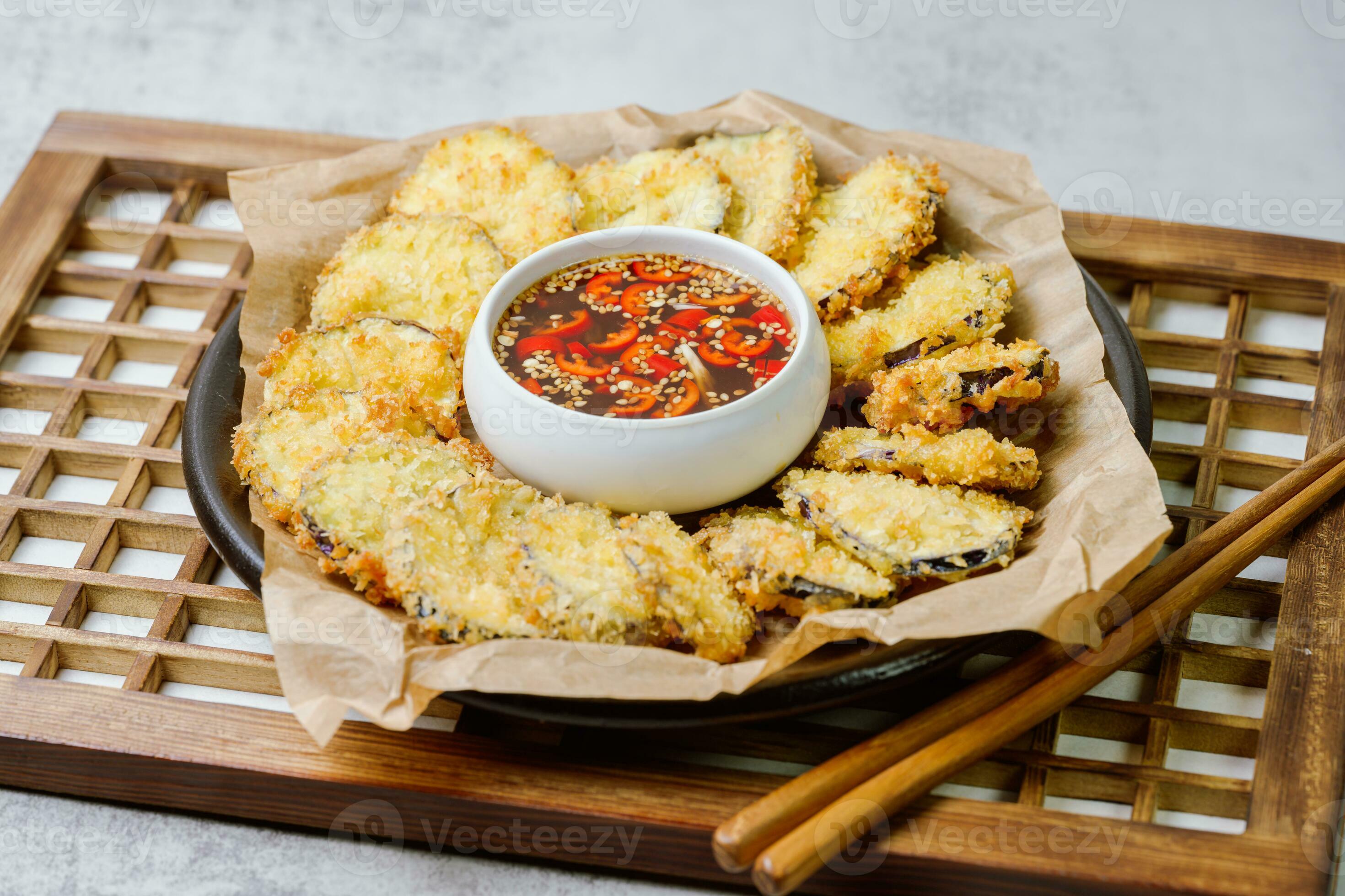 fried eggplant, Flatten the eggplant and dredge in the tempura flour