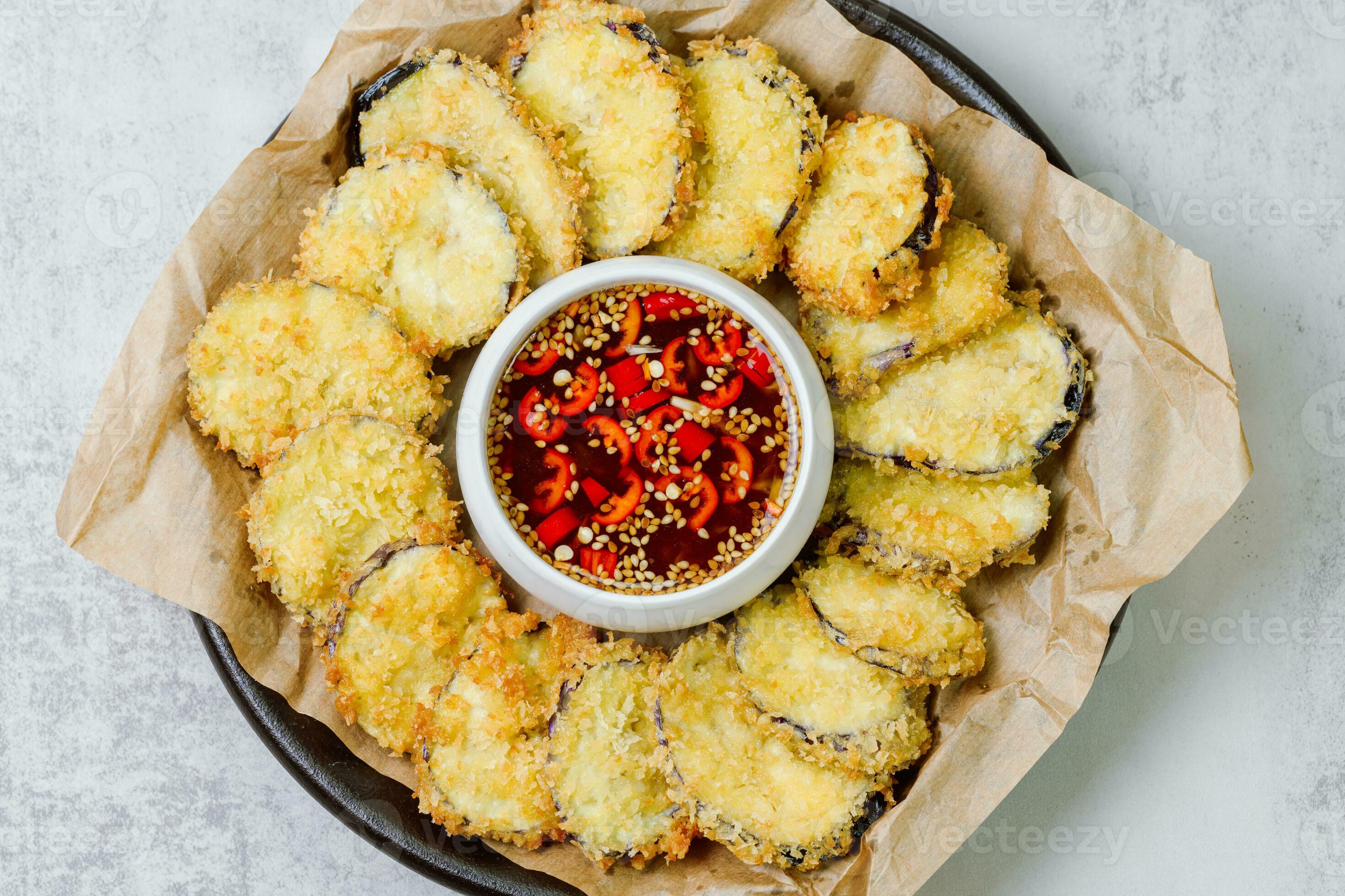 fried eggplant, Flatten the eggplant and dredge in the tempura flour