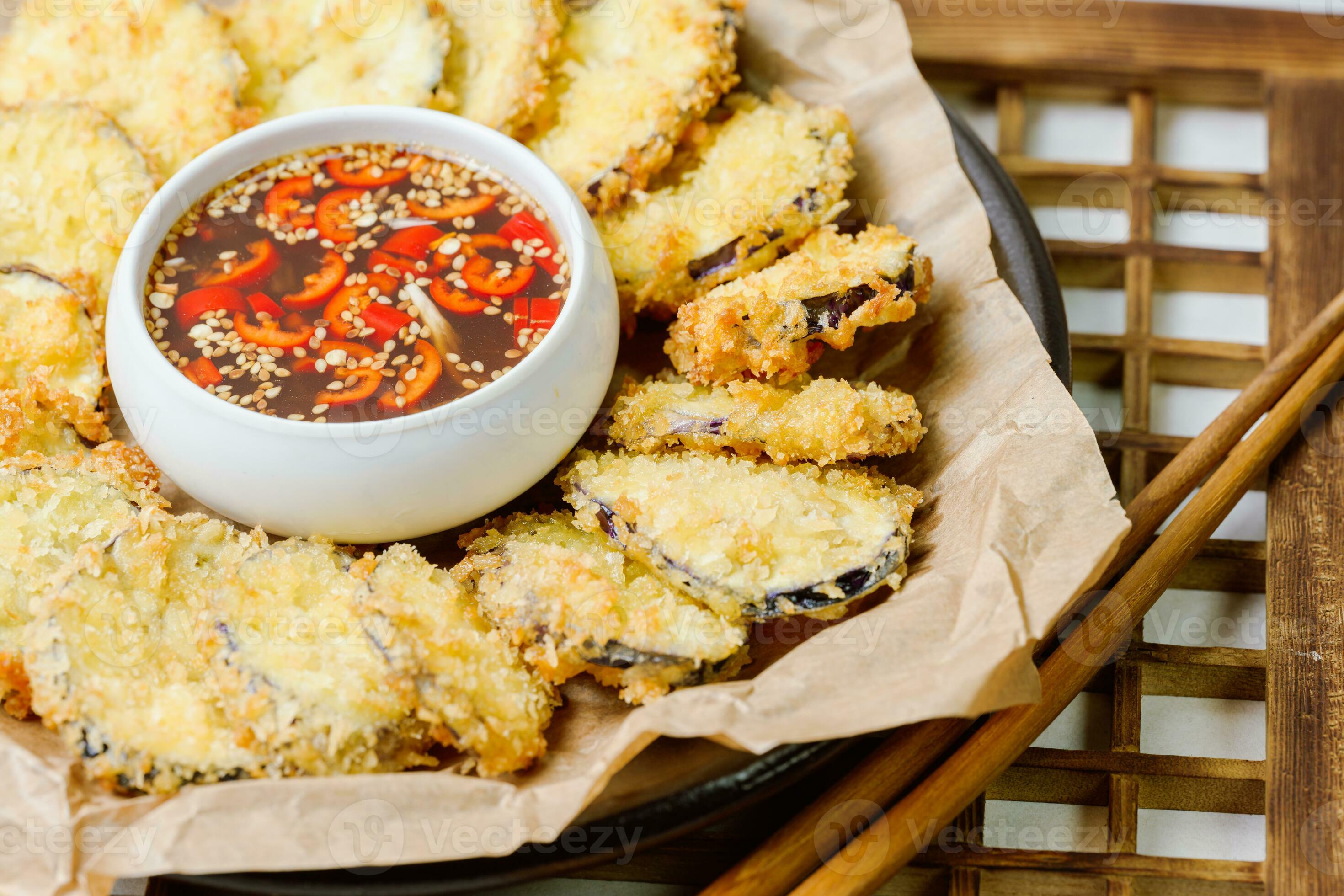 fried eggplant, Flatten the eggplant and dredge in the tempura flour