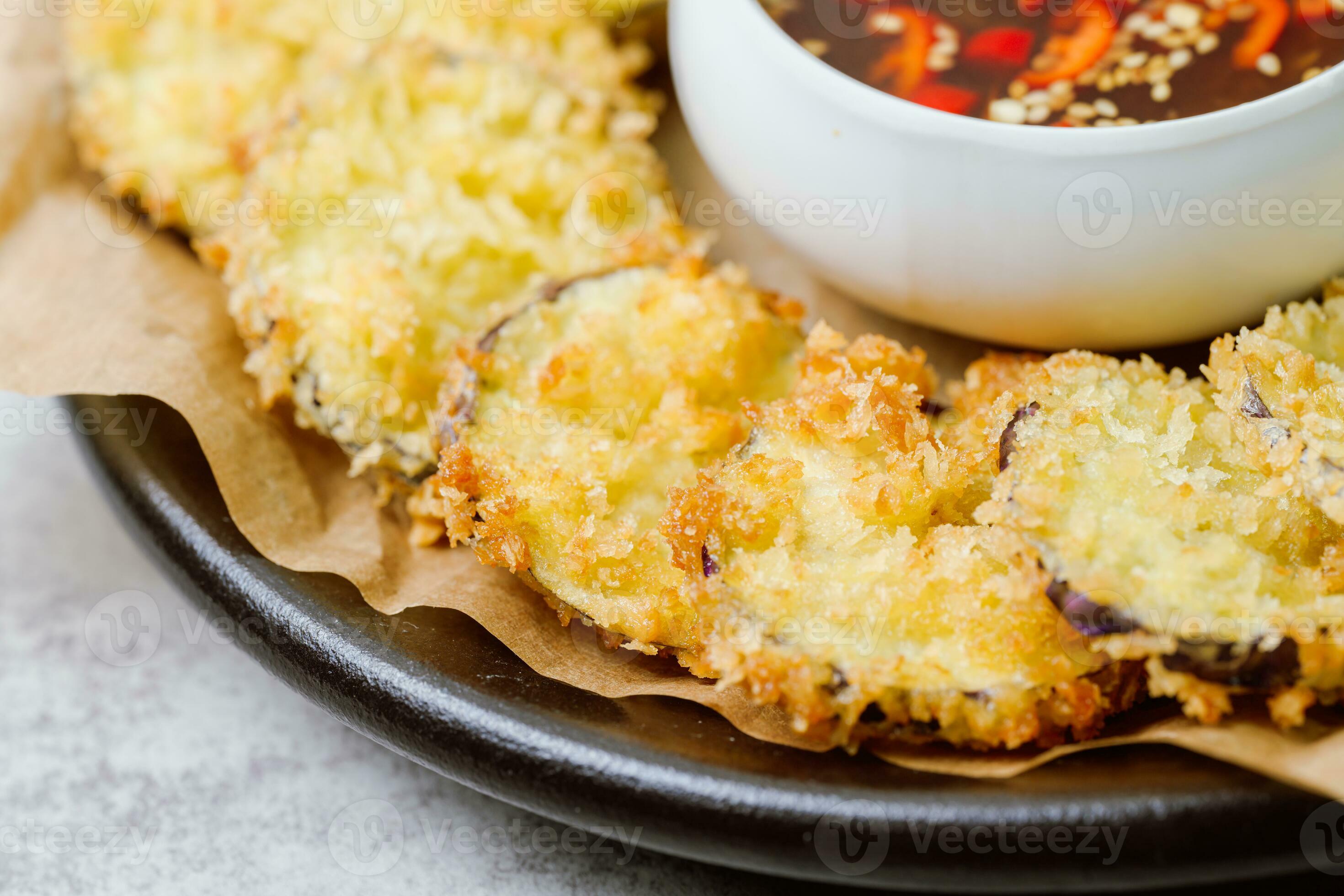 fried eggplant, Flatten the eggplant and dredge in the tempura flour