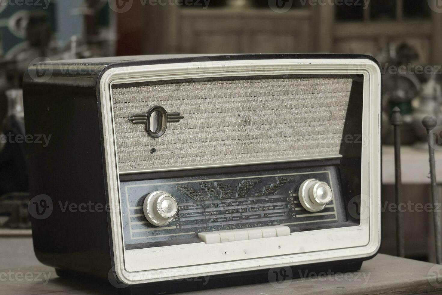 retro transmitir radio receptor en de madera mesa hacia 1950 foto