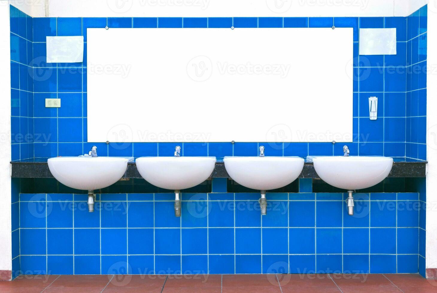 limpiar nuevo público baño diseño. foto