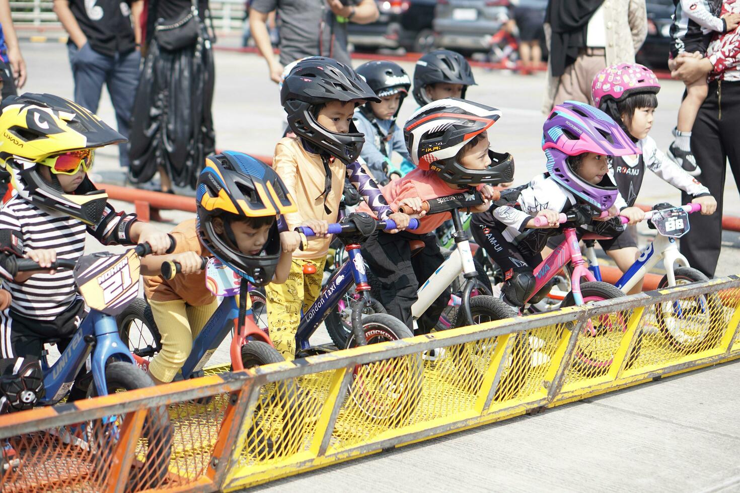 depok-indonesia, 29 07 2023 - indonesio niños desde 2-5 años antiguo Listo a Razas en equilibrar bicicleta en un estacionamiento área, deportividad capacitación. foto