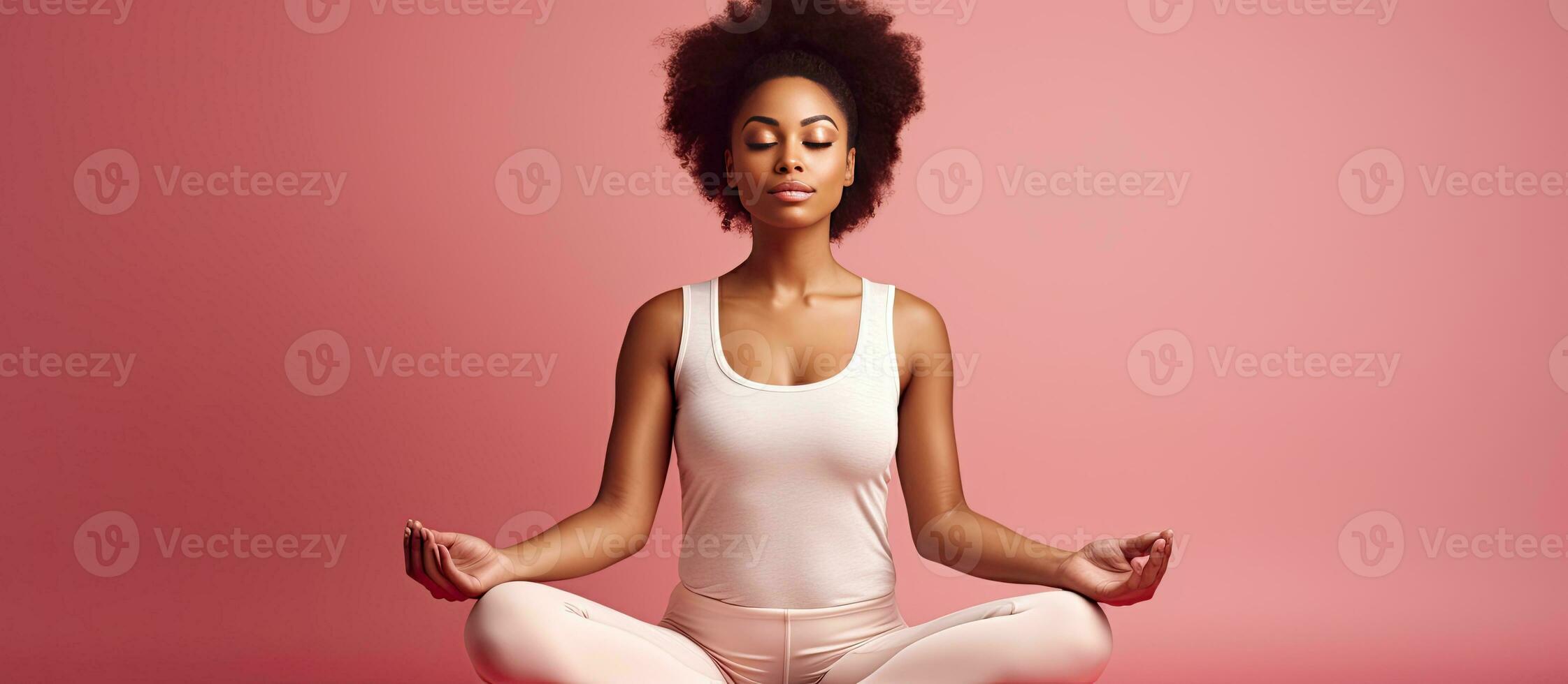 sereno mujer en atlético atuendo hallazgo tranquilidad mediante yoga después aptitud régimen sentado en rosado fondo amplio habitación para texto físico bienestar y s foto