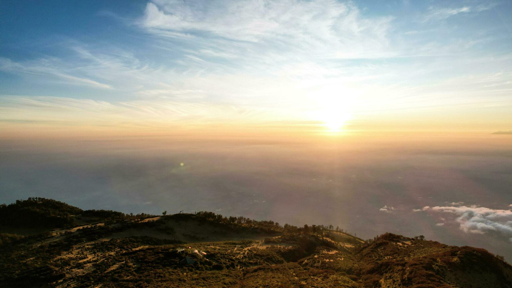 el hermosa paisaje ver desde leyu montaña a amanecer situado en maguetán uno de el más hermosa montañas en Java con un altitud de 3265m encima mar nivel. magotán, Indonesia agosto 1, 2023 foto