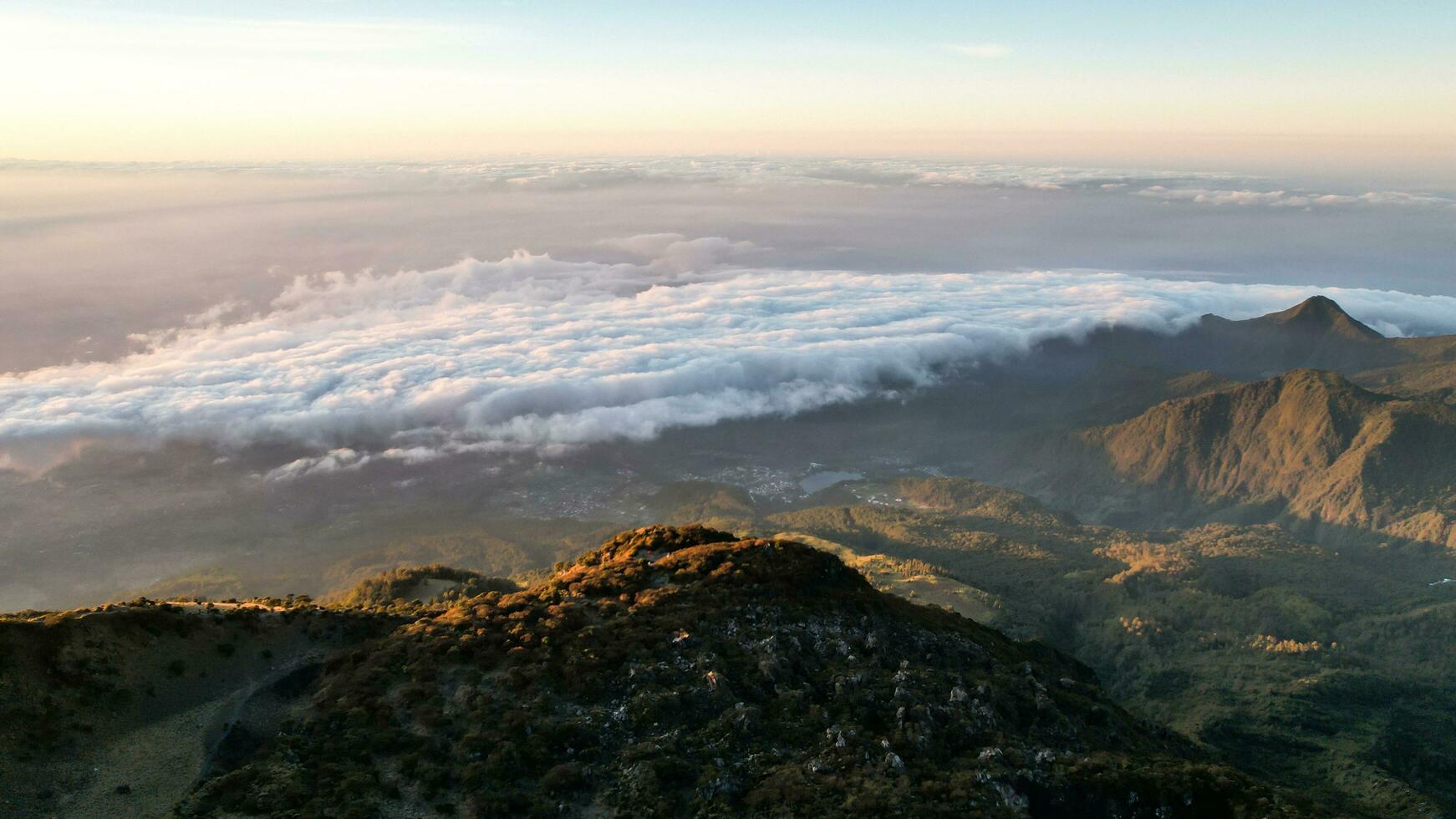 el hermosa paisaje ver desde leyu montaña a amanecer situado en maguetán uno de el más hermosa montañas en Java con un altitud de 3265m encima mar nivel. magotán, Indonesia agosto 1, 2023 foto