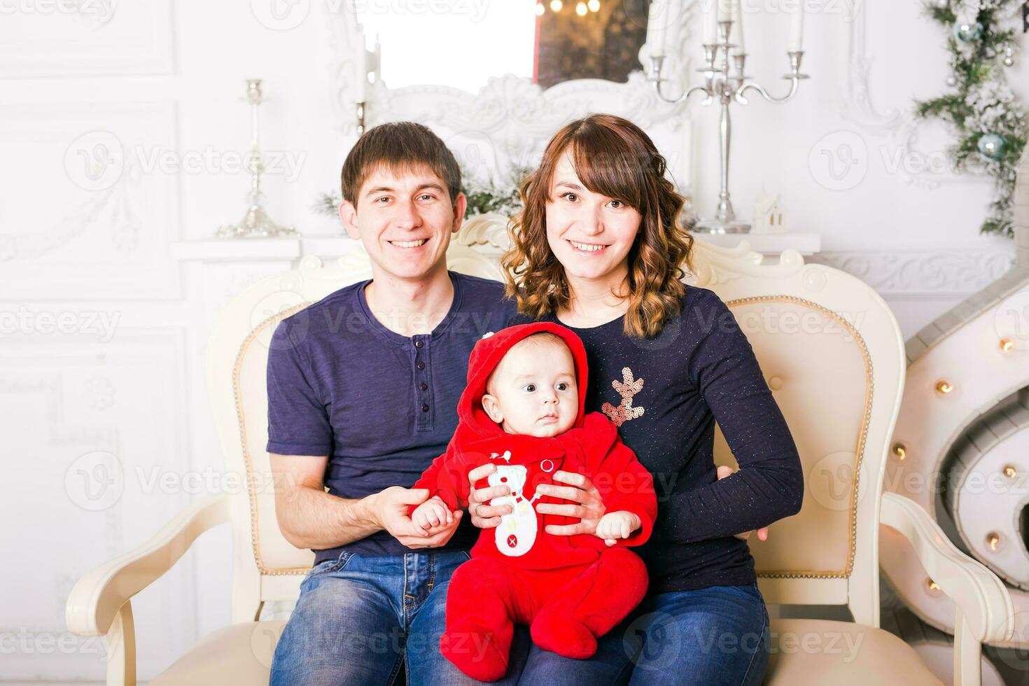 Navidad familia retrato en hogar fiesta vivo habitación, casa decorando por Navidad árbol foto