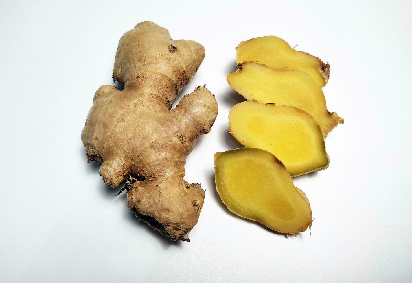 Fresco jengibre o zingiber officinale en blanco antecedentes. foto