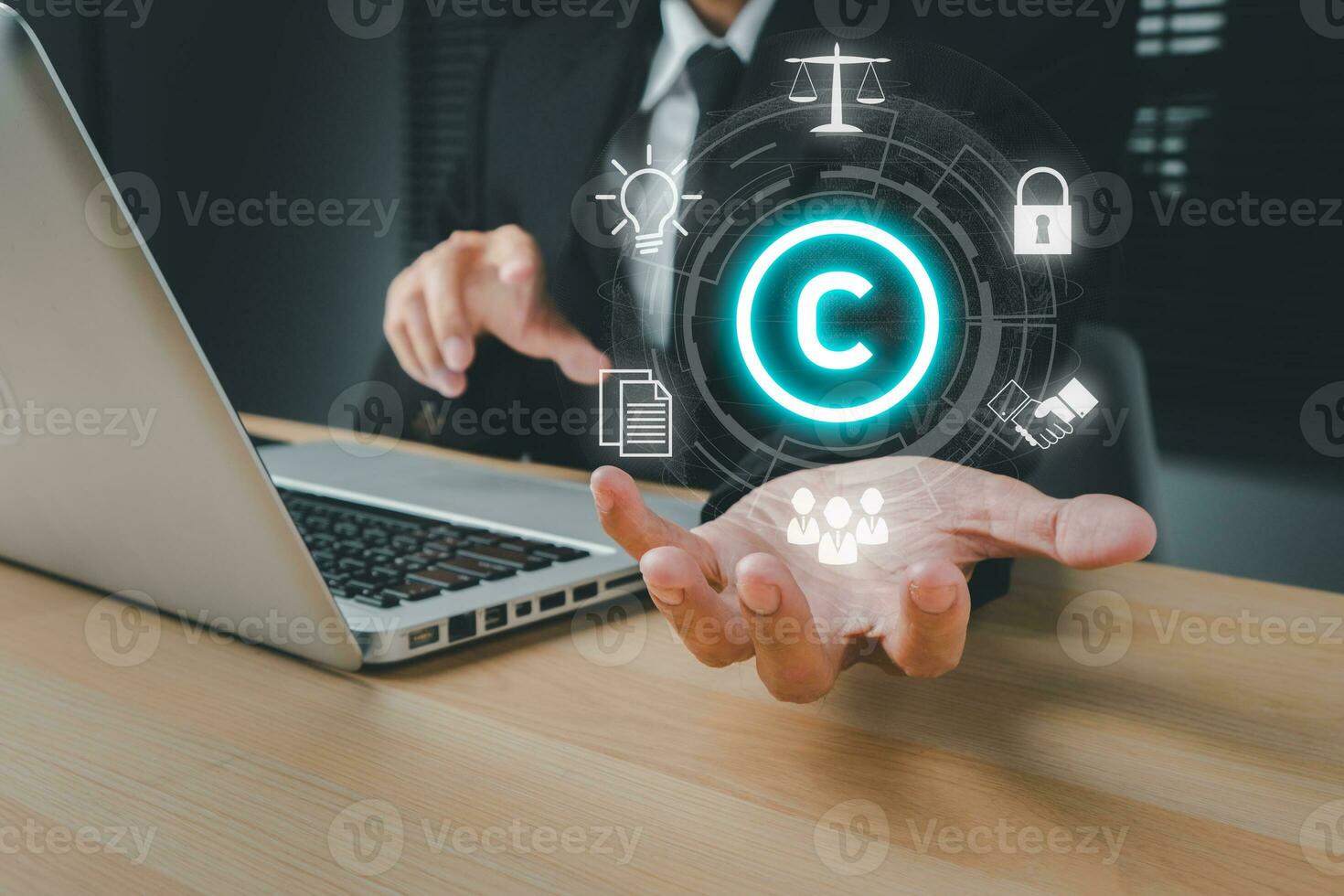 derechos de autor o patentar concepto, negocio persona mano participación vr pantalla derechos de autor icono con azul bokeh fondo, copyleft marca comercial licencia, creación propiedad en contra piratería delito. foto