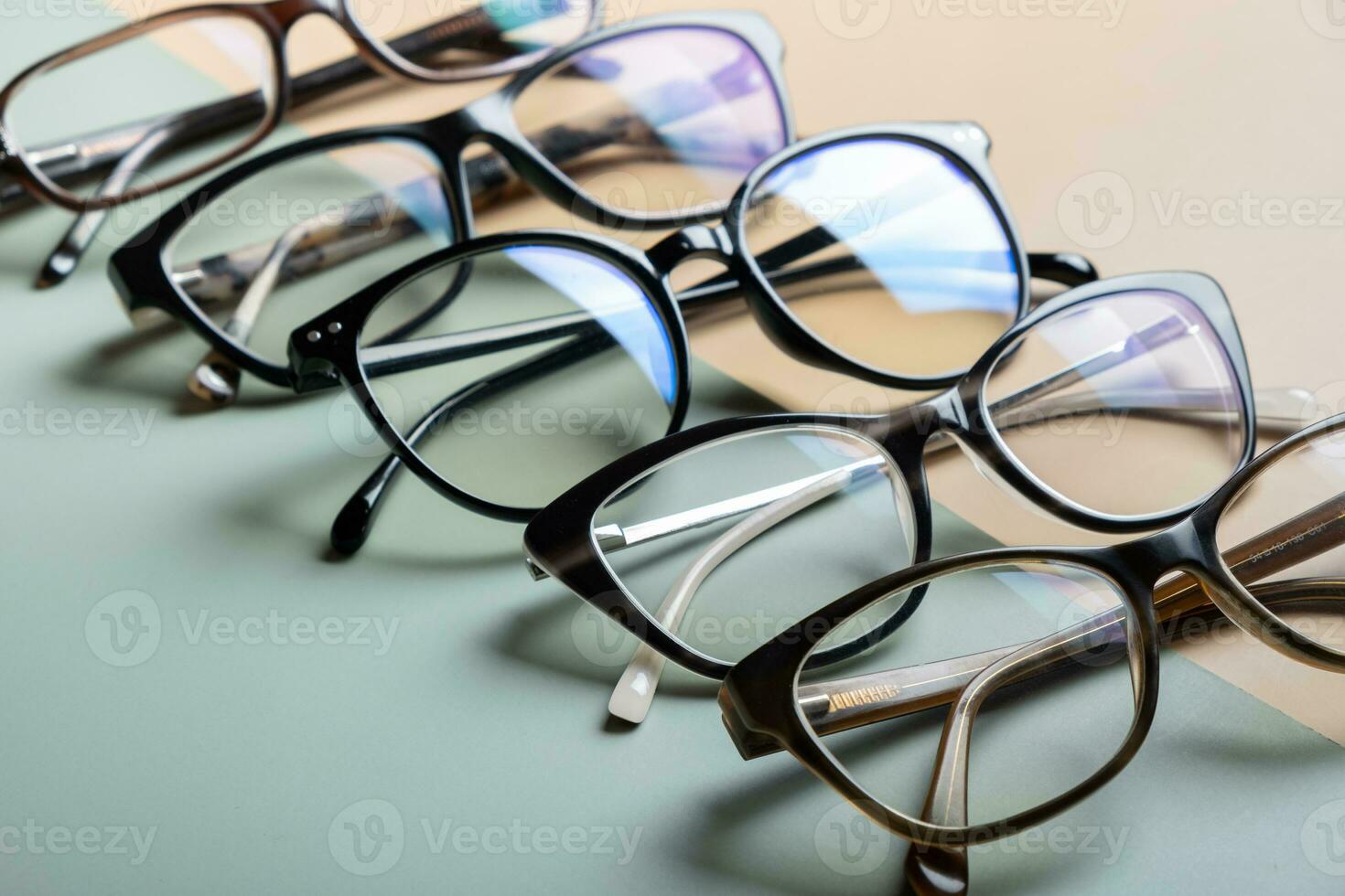 elegante los anteojos en de colores antecedentes. óptico almacenar, visión prueba, elegante lentes concepto. foto