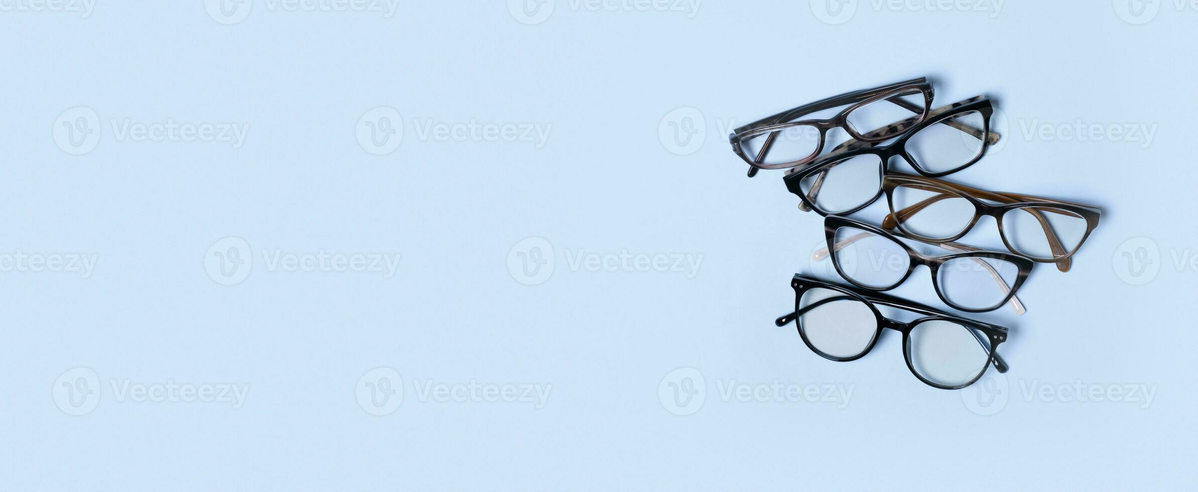 los anteojos en azul antecedentes con Copiar espacio. óptico almacenar, visión prueba, elegante lentes concepto foto