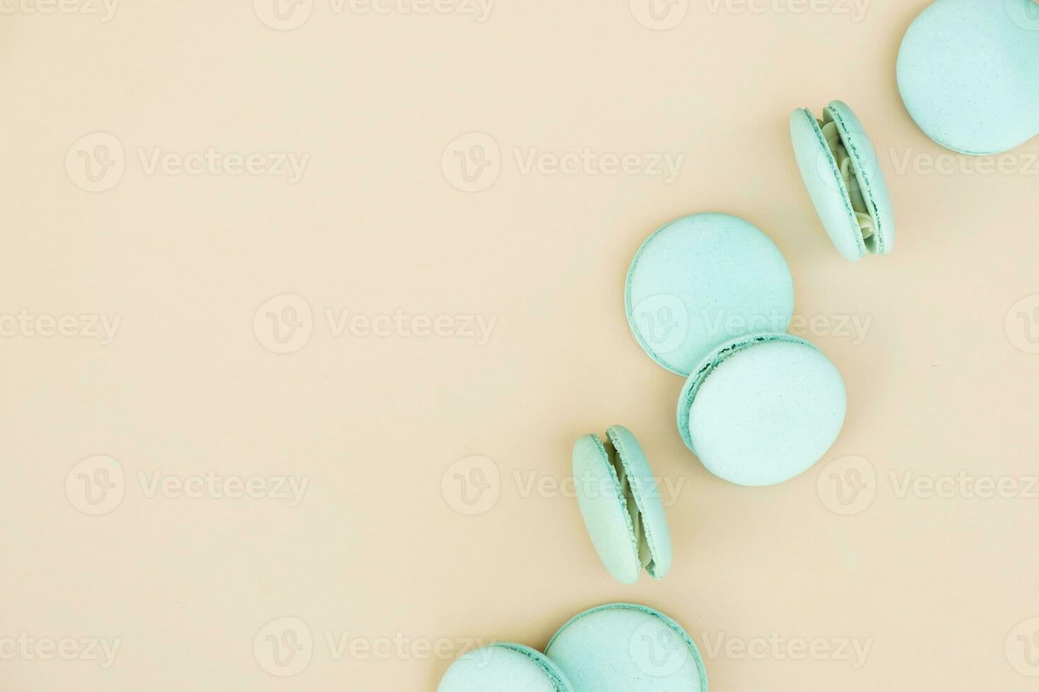 azul color Pastelería macarons parte superior ver en un beige antecedentes foto