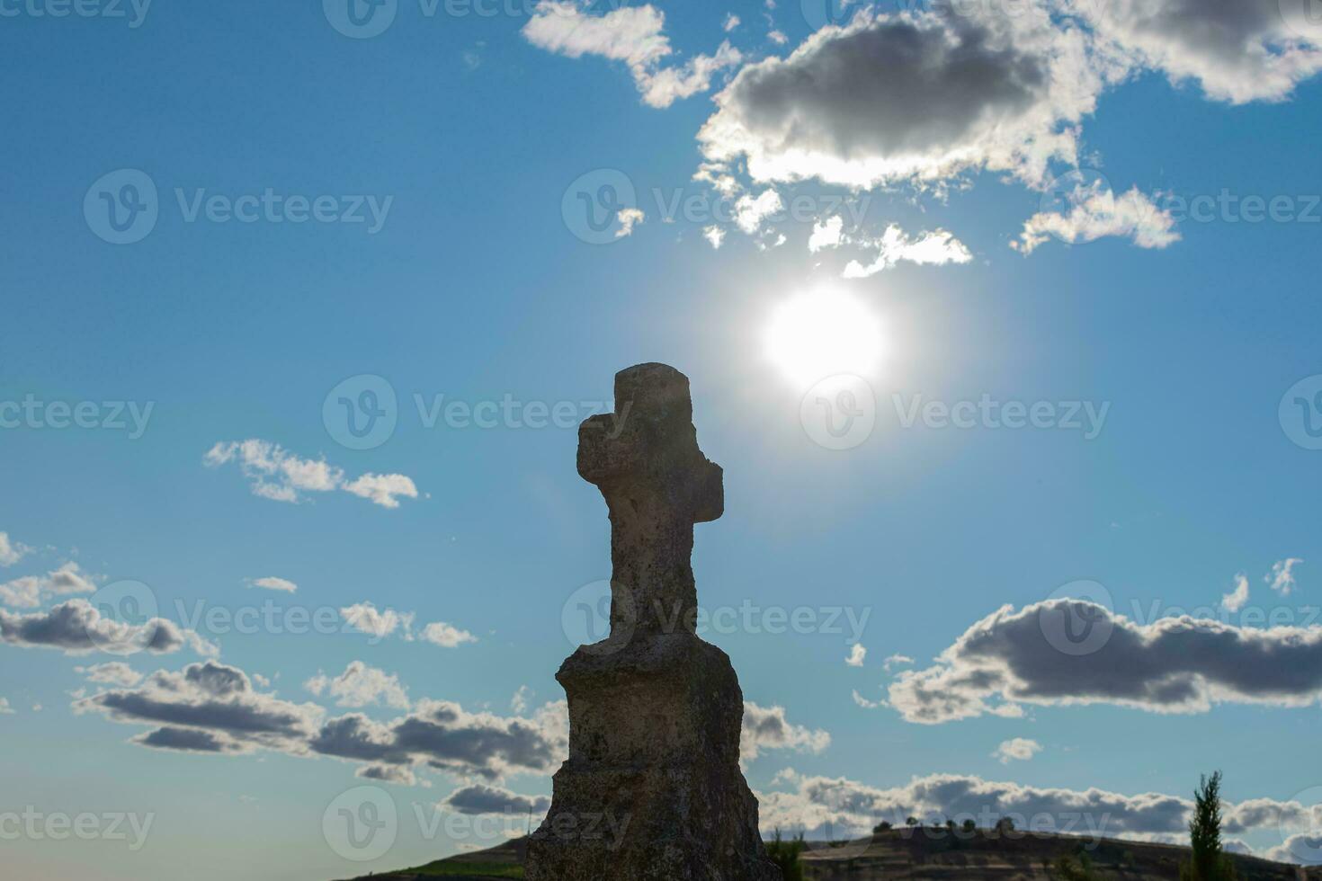 católico granito cruzar con azul cielo y iluminado Dom foto