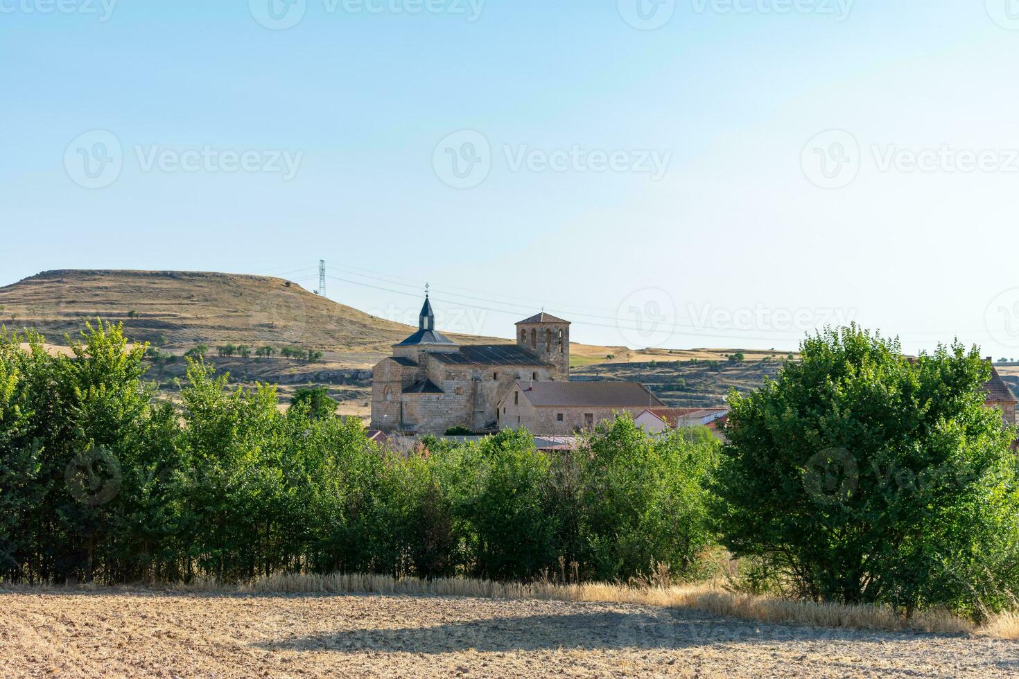 románico católico Roca Iglesia en pueblo debajo azul cielo foto