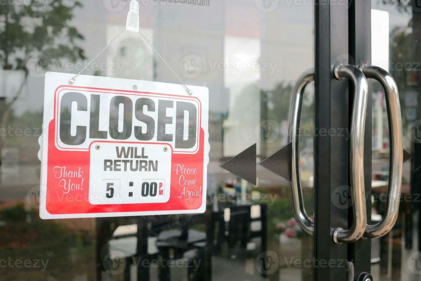 Sign closed in restaurant. photo