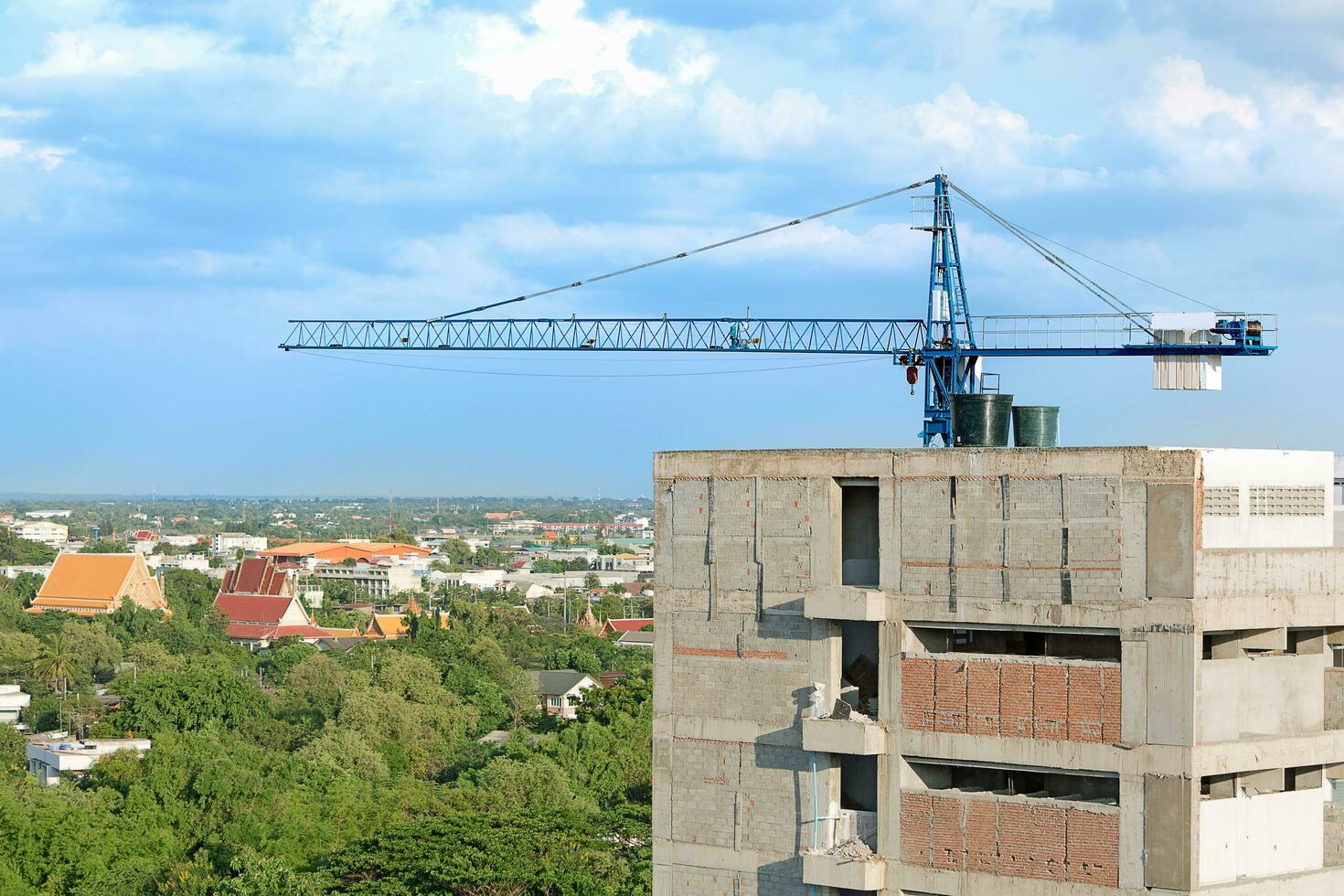 pago por usar levantador trabajando en edificio el cielo. foto