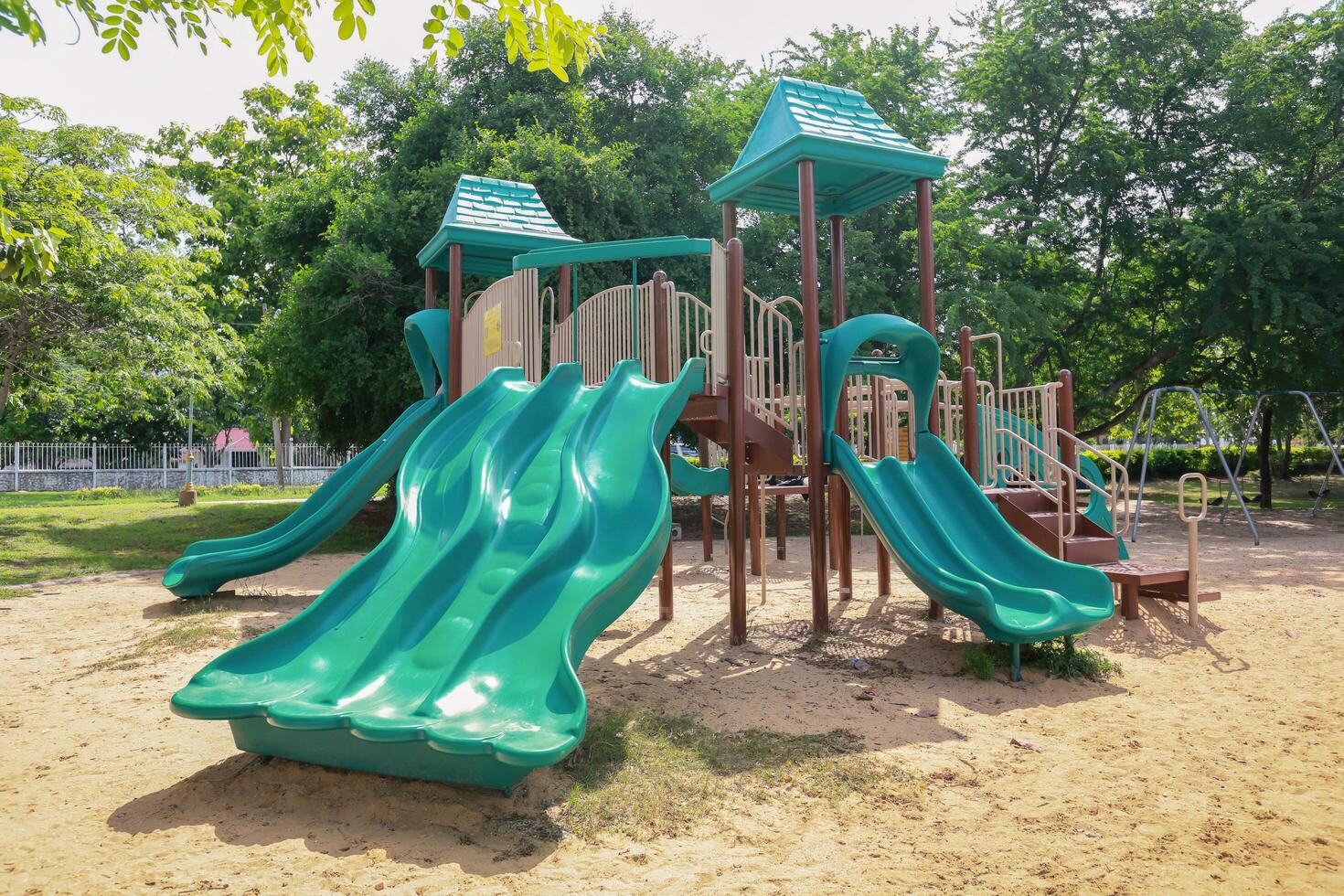 patio de recreo para niños en yarda en el parque. foto