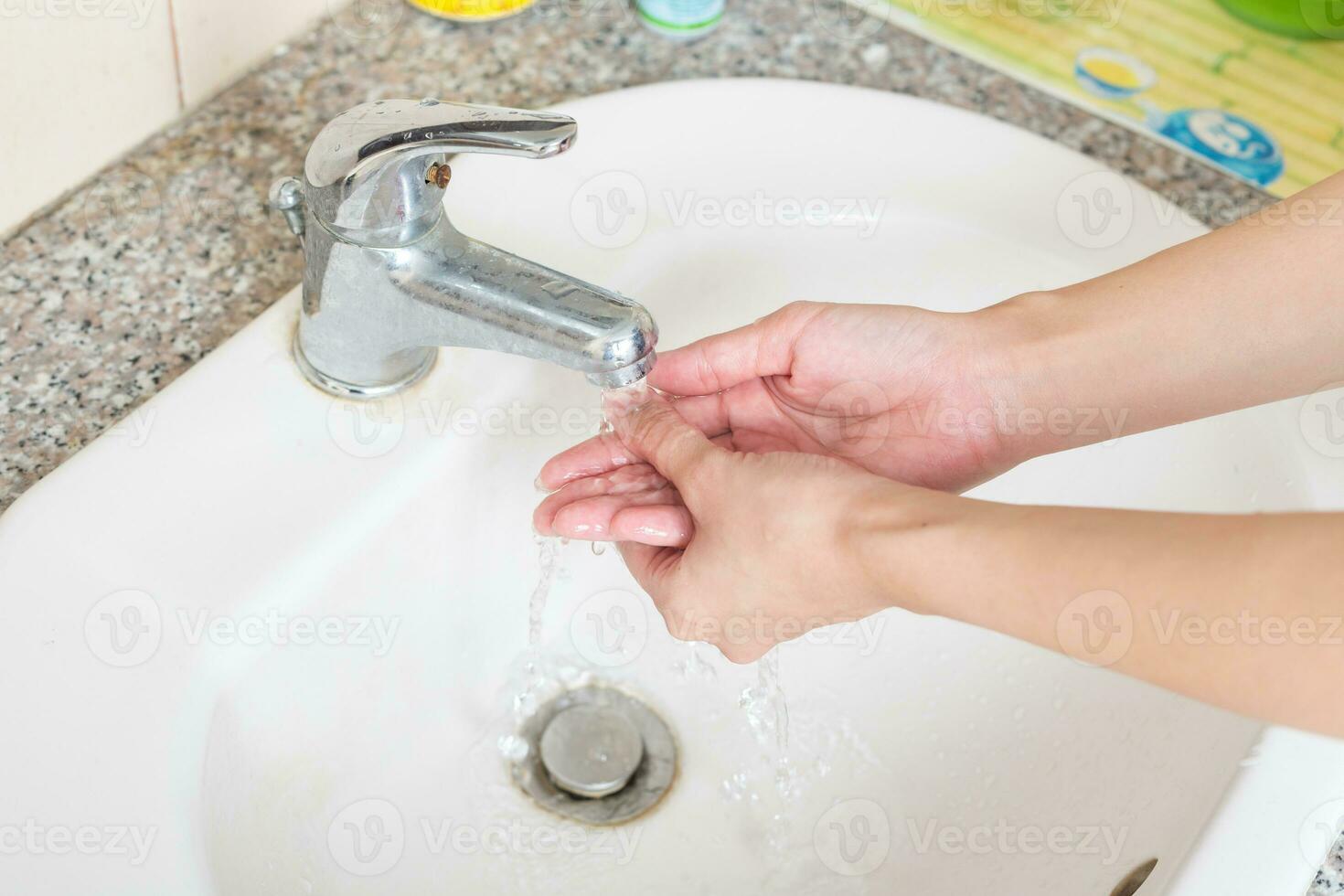 Lavado en manos. limpieza manos con agua. foto