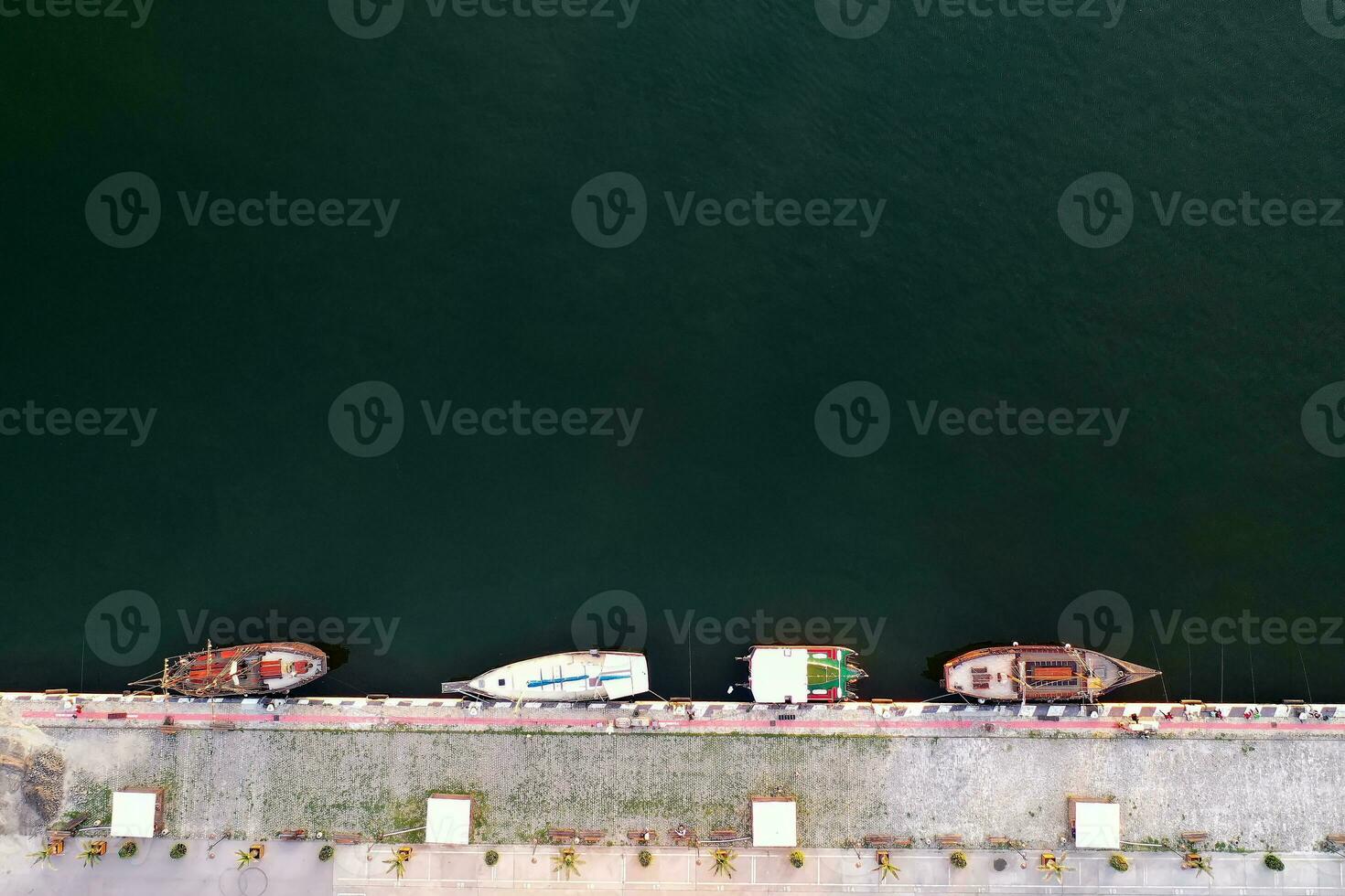 aéreo ver por zumbido de yates o pequeño barcos yate y barcos son amarrado a el muelle. estacionamiento foto