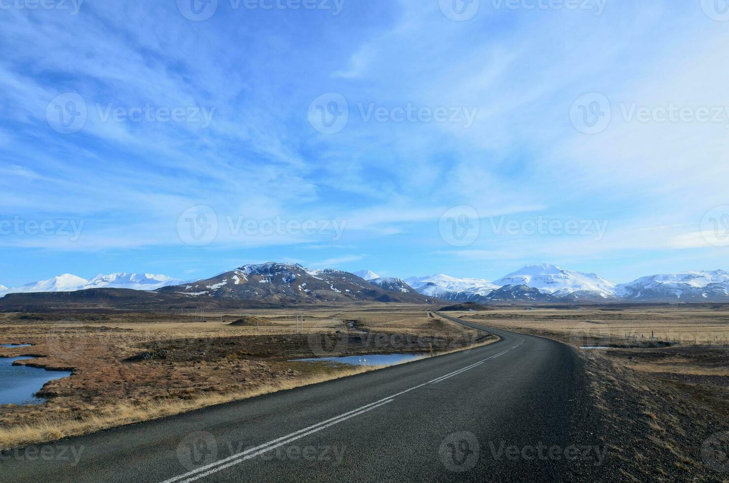 aislado la carretera camino en maravilloso Snaefellsnes península foto