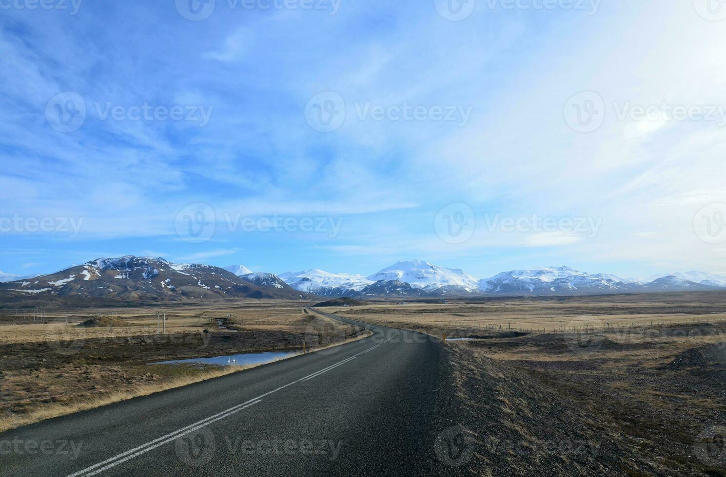 la carretera camino devanado mediante rural Snaefellsnes península foto