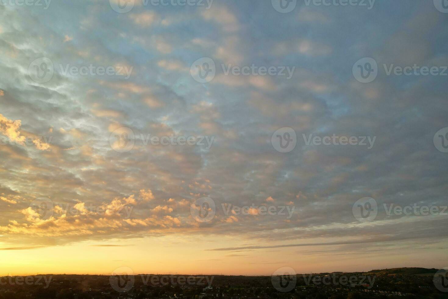 mejor alto ángulo ver de vistoso cielo y dramático nubes durante puesta de sol en verano 2023 terminado británico ciudad Inglaterra, Reino Unido. foto