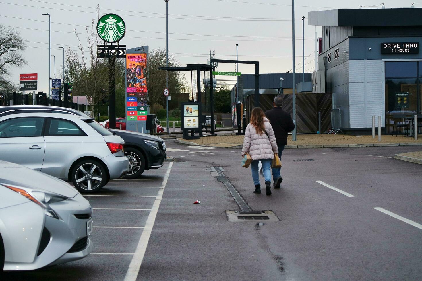 Retail Park Near Luton Airport www.vecteezy.com