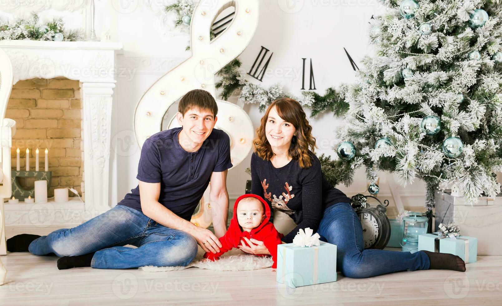 Retrato de familia de Navidad en casa, decoración de la casa por árbol de Navidad foto