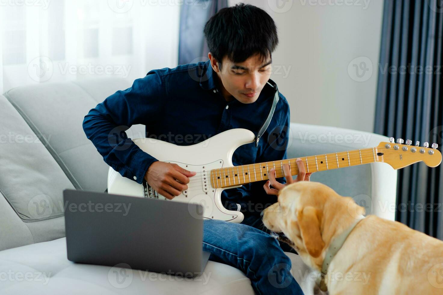 guitarrista jugando guitarra en sofá a hogar practicando guitarra a hogar relajarse por jugando de cuerda instrumentos foto