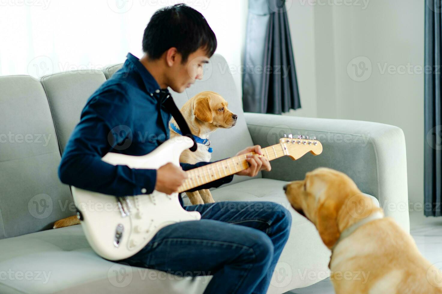 guitarrista jugando guitarra en sofá a hogar practicando guitarra a hogar relajarse por jugando de cuerda instrumentos foto