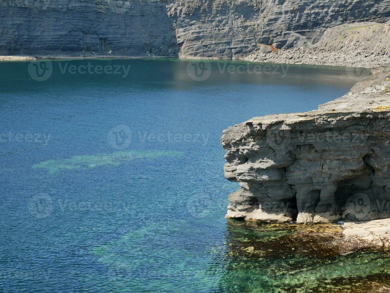 acantilados y atlántico Oceano fondo, rocas y laguna, belleza en naturaleza. vacaciones viaje fondo de pantalla foto