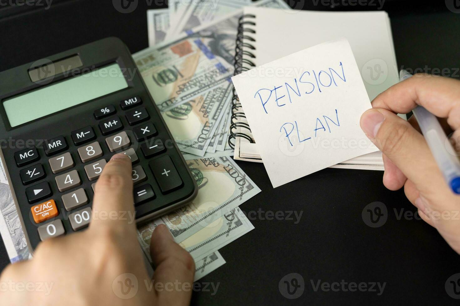 papel Nota con texto escrito pensión plan, calculadora, bolígrafo. inversiones concepto. pensión plan. Jubilación concepto. pensión cálculo concepto. foto