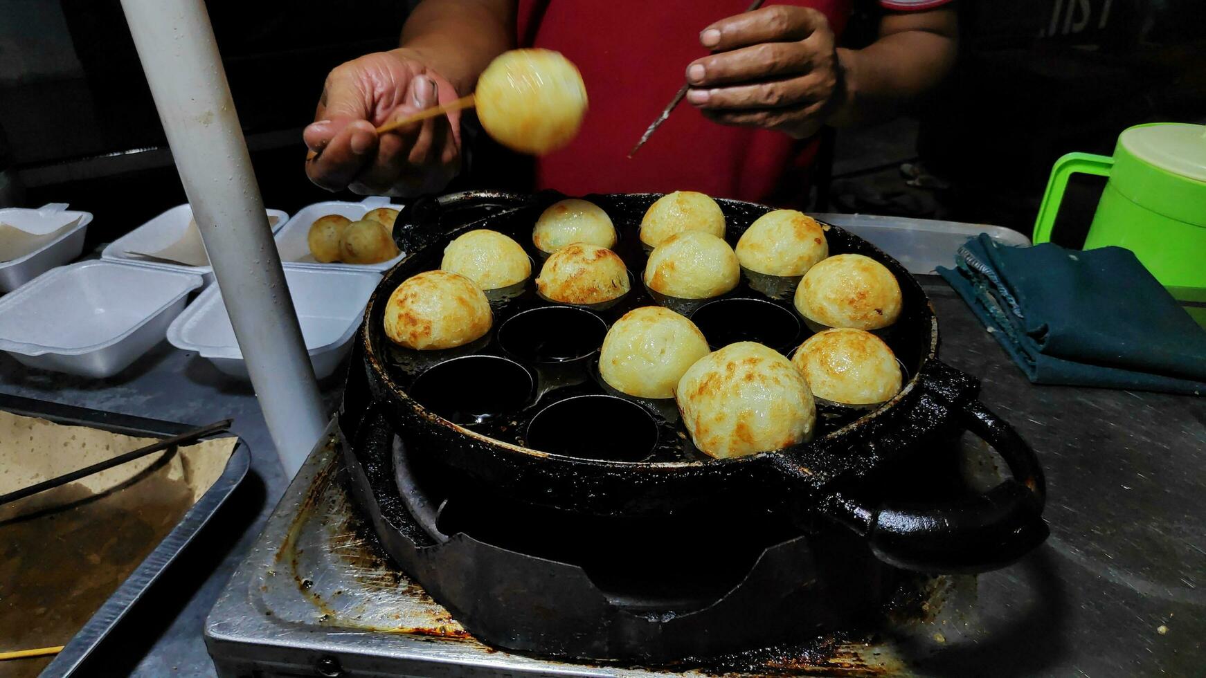 proceso a Cocinando takoyaki más popular delicioso bocadillo foto