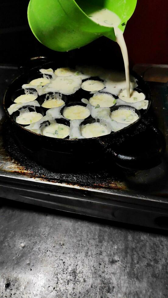 proceso a Cocinando takoyaki más popular delicioso bocadillo foto