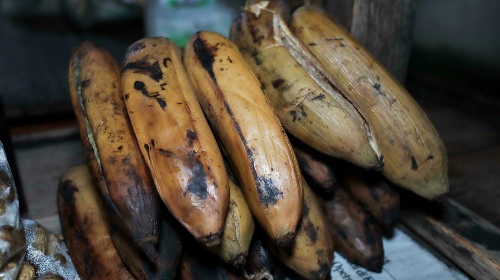 angkringan es un carretilla a vender varios tipos de comida y bebidas en el borde del camino foto