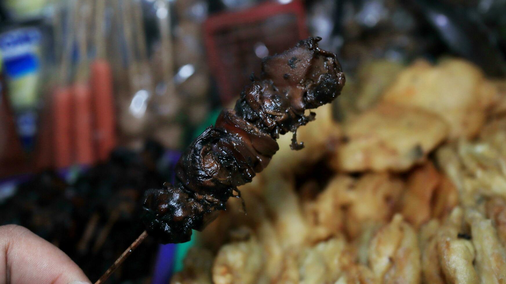 angkringan es un carretilla a vender varios tipos de comida y bebidas en el borde del camino foto