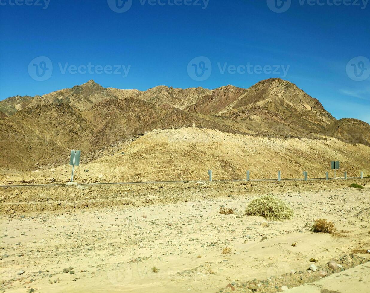 la carretera yendo mediante sinaí montañas, colinas y Desierto foto