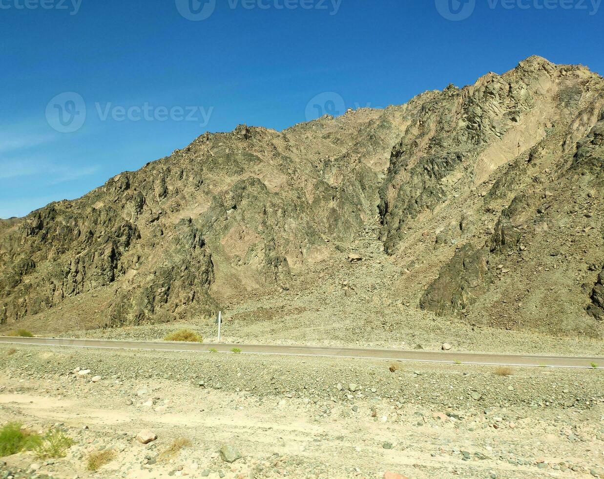 la carretera yendo mediante sinaí montañas, colinas y Desierto foto