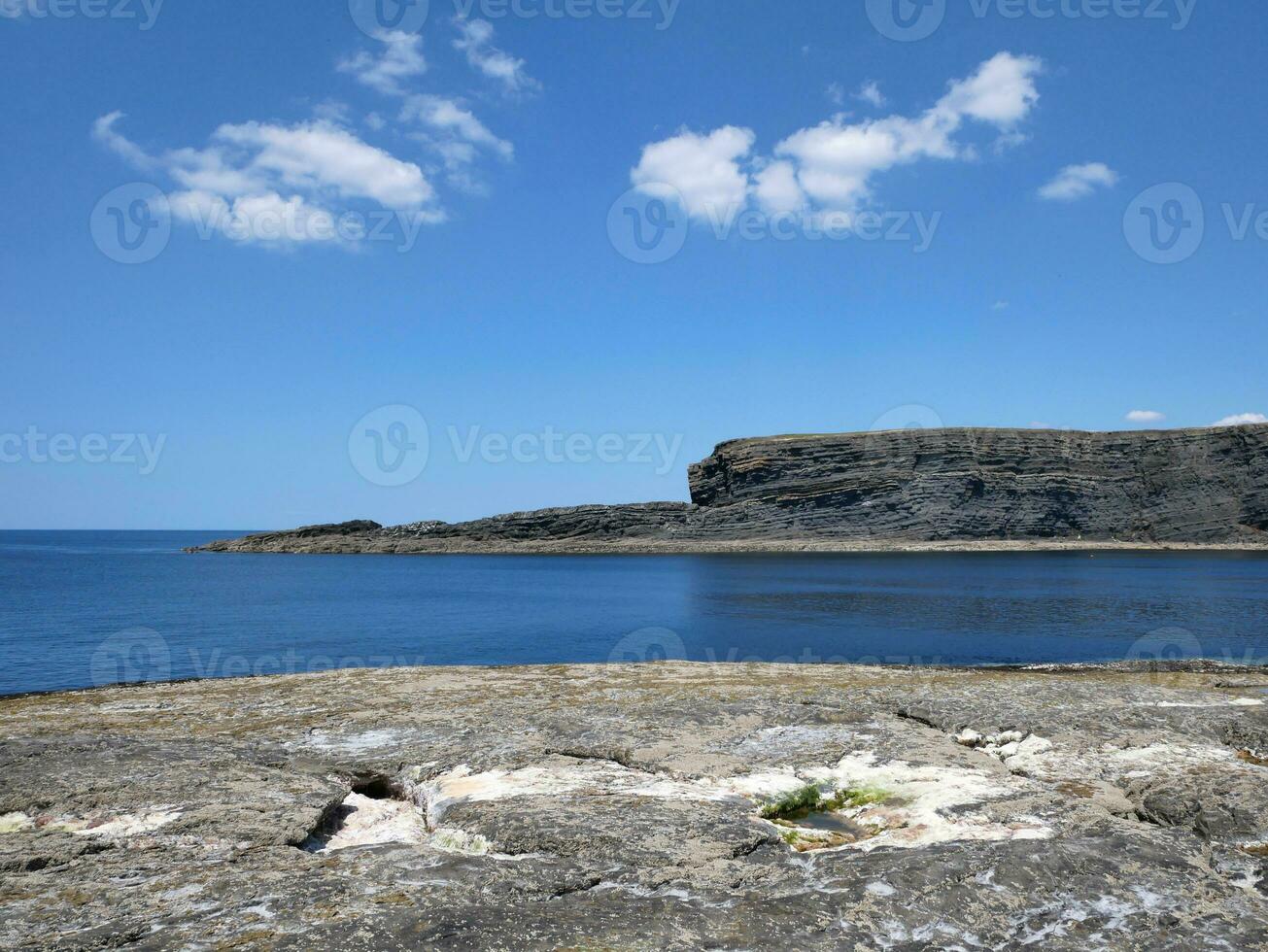 acantilados y atlántico océano, rocas y laguna, belleza en naturaleza. vacaciones viaje relajación antecedentes foto