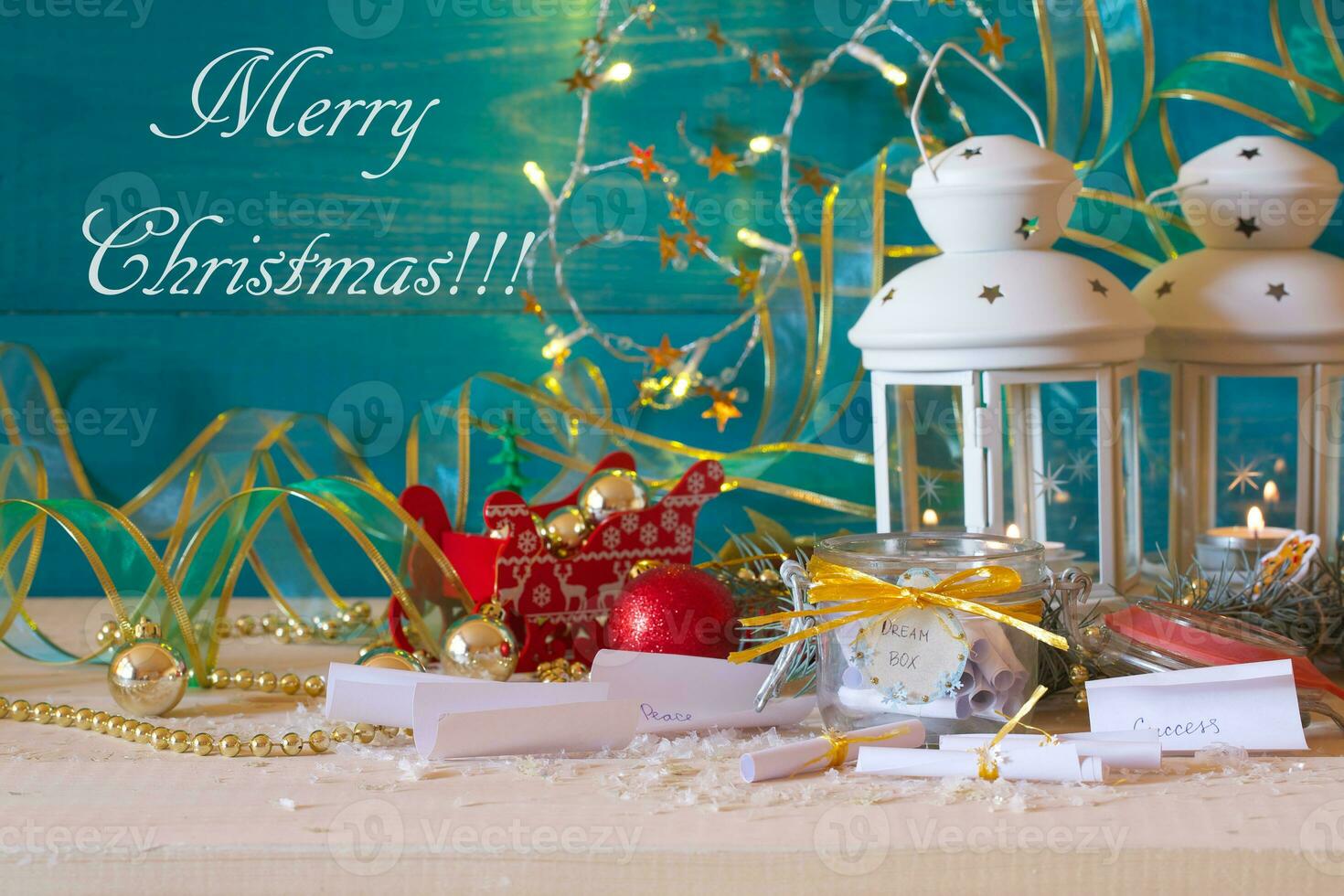 un mesa con un Navidad árbol, un vela, y un firmar ese dice alegre Navidad foto