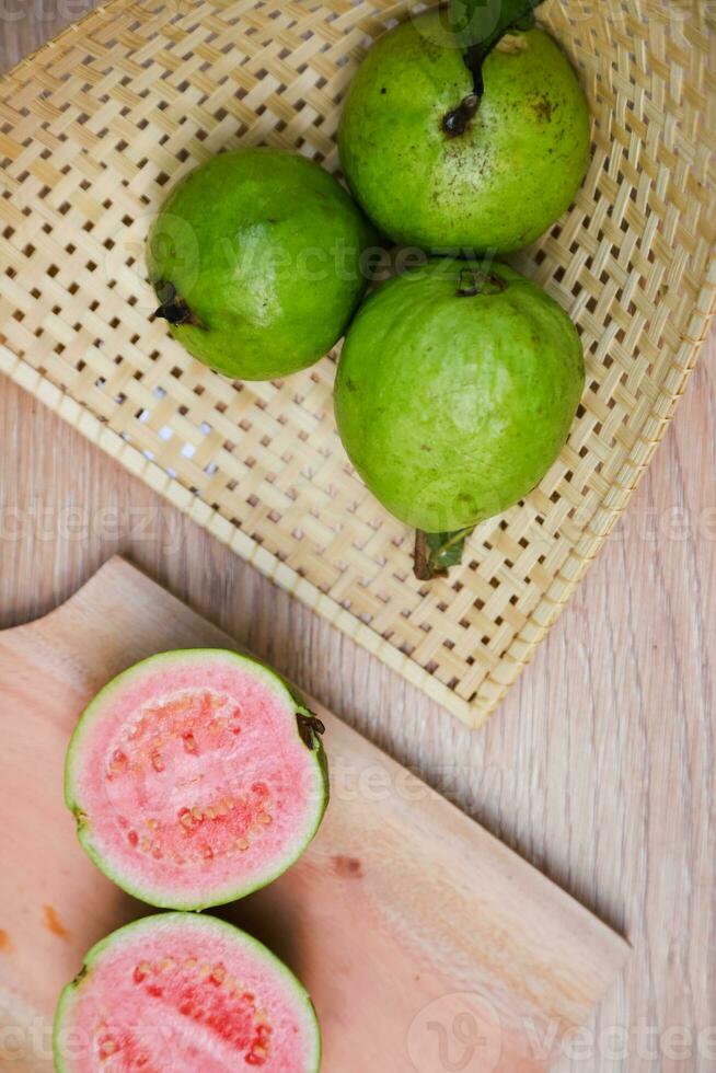 plano laico de medio cortar Fresco guayaba en el mesa foto