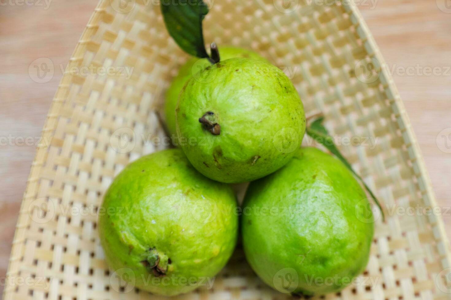 algunos Fresco guayaba en el bambú bandeja foto