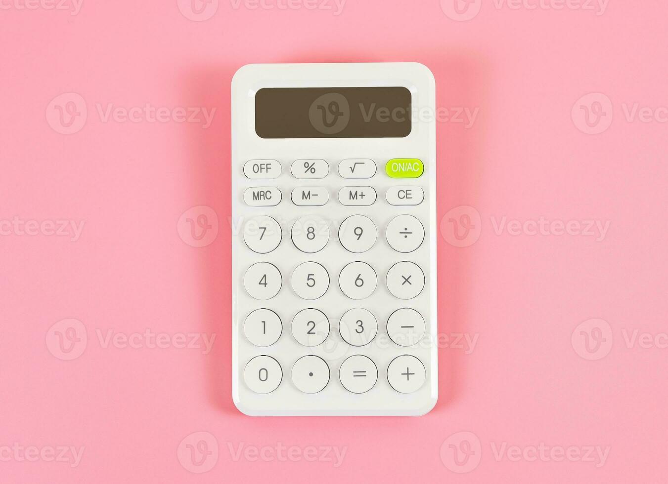 plano laico de blanco calculadora en rosado antecedentes con Copiar espacio. foto