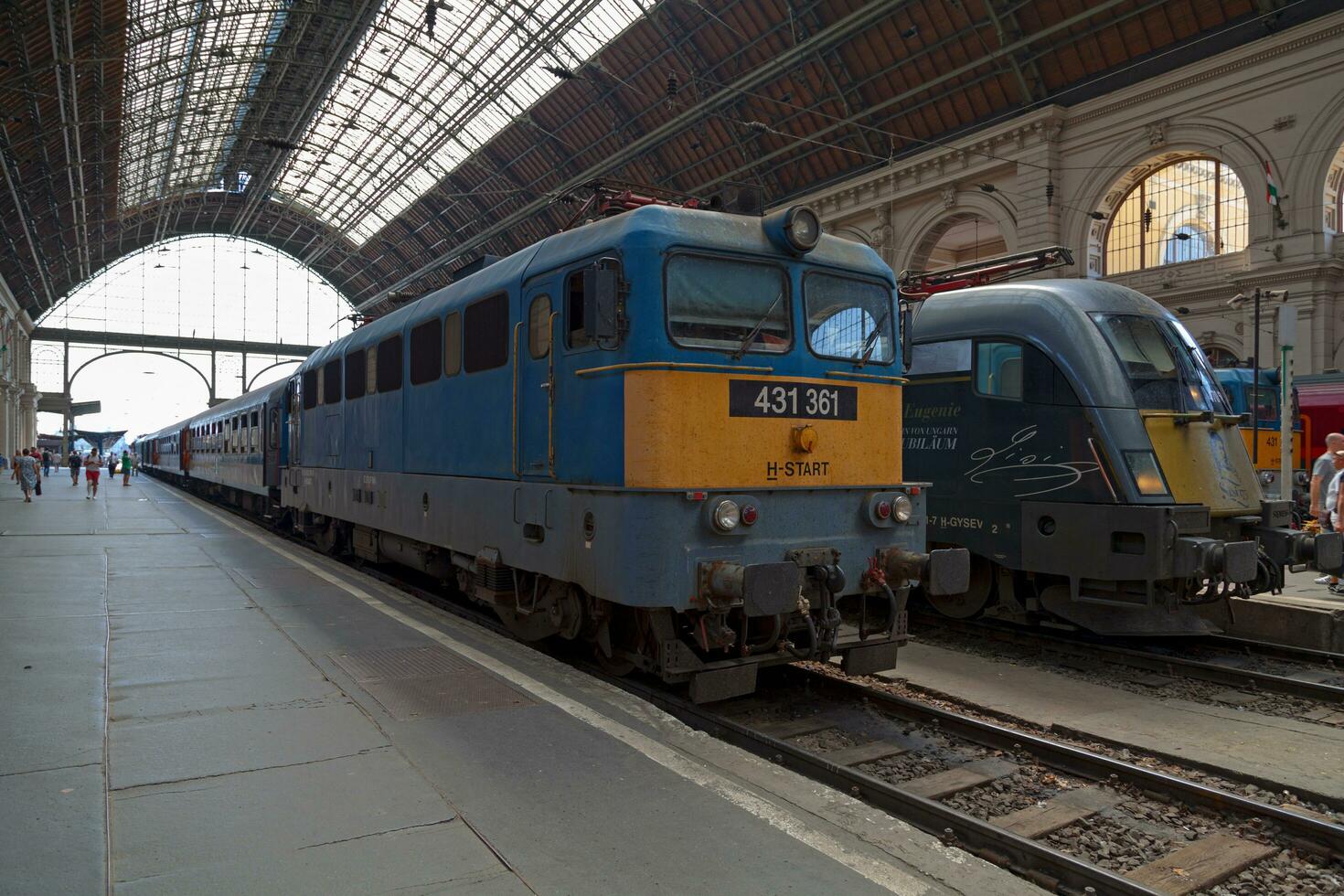 budapest, Hungría - junio 20 2018 - trenes a keleti tren estación foto