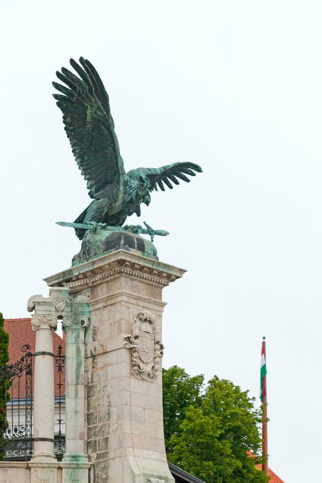 budapest, Hungría - junio 20 2018 - estatua de el legendario turul foto